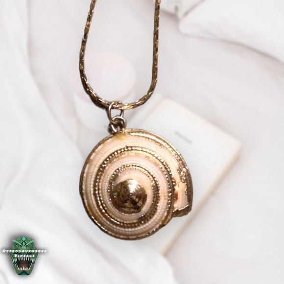 VINTAGE Power Nautilus Seashell & Gold Tone Metal Chain Pendant Mermaid Necklace - Picture 6 of 10